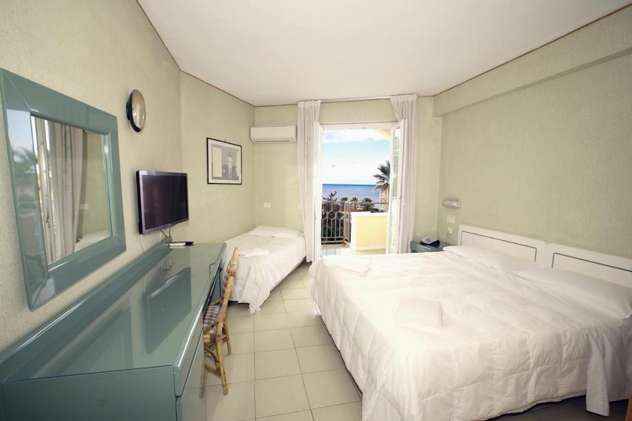 Perla Del Golfo Resort Теразини Стая снимка
